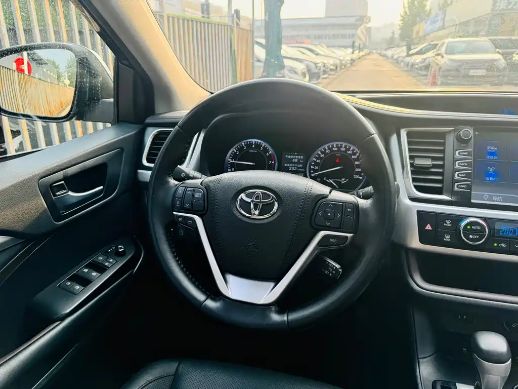 Toyota Highlander — фото 19
