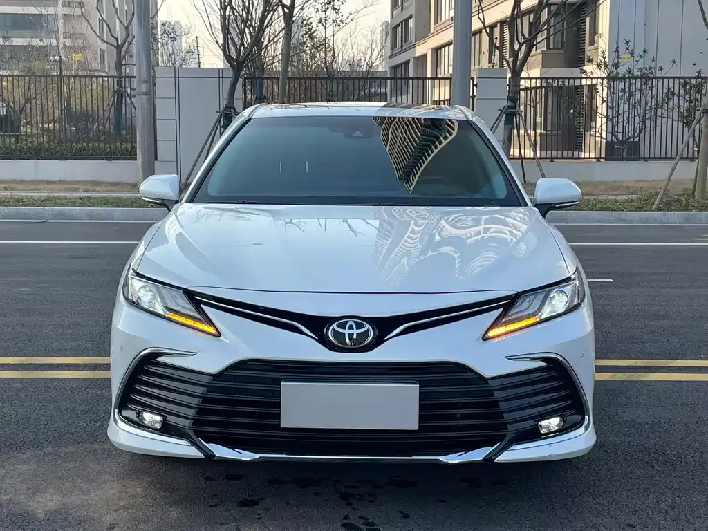 Toyota Camry — фото 2