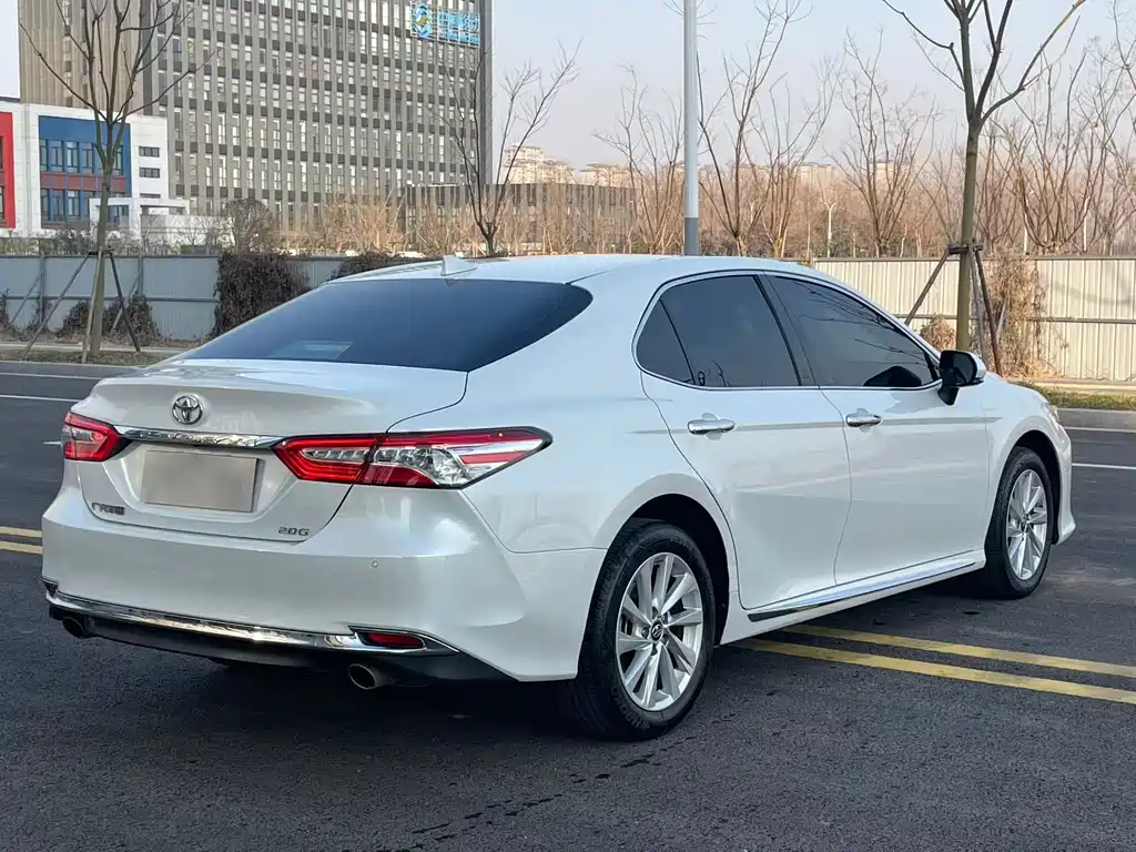 Toyota Camry — фото 7