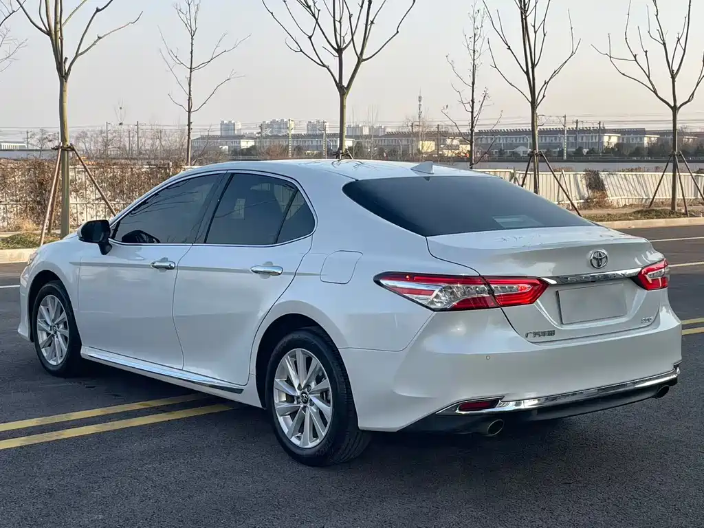 Toyota Camry — фото 9