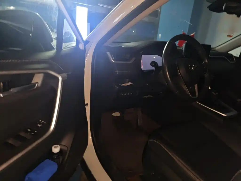Toyota RAV4 — фото 14