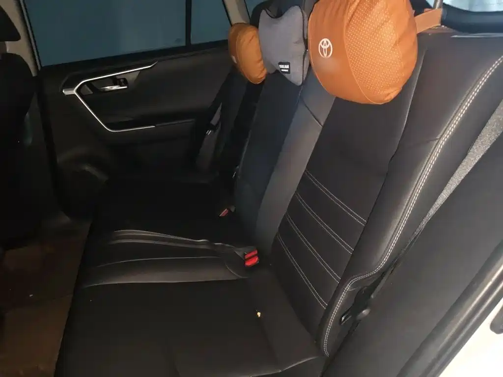 Toyota RAV4 — фото 15