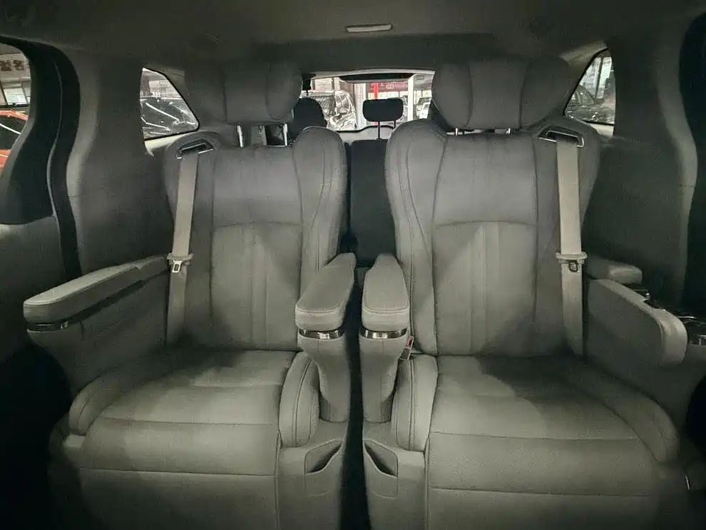 Toyota Granvia — фото 11
