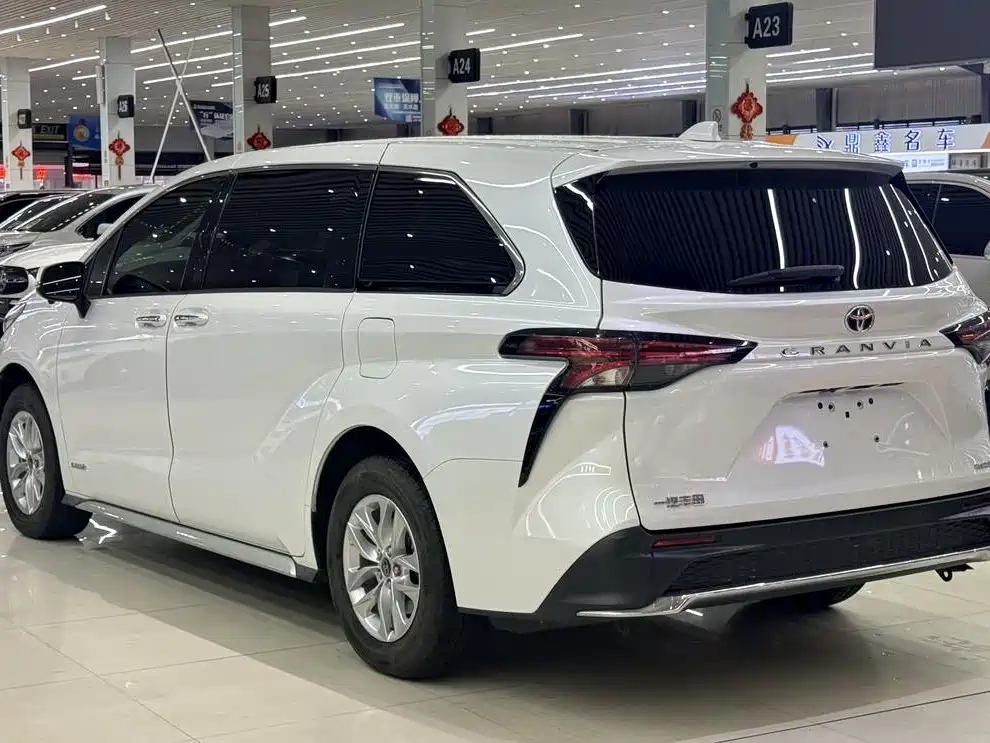 Toyota Granvia — фото 4