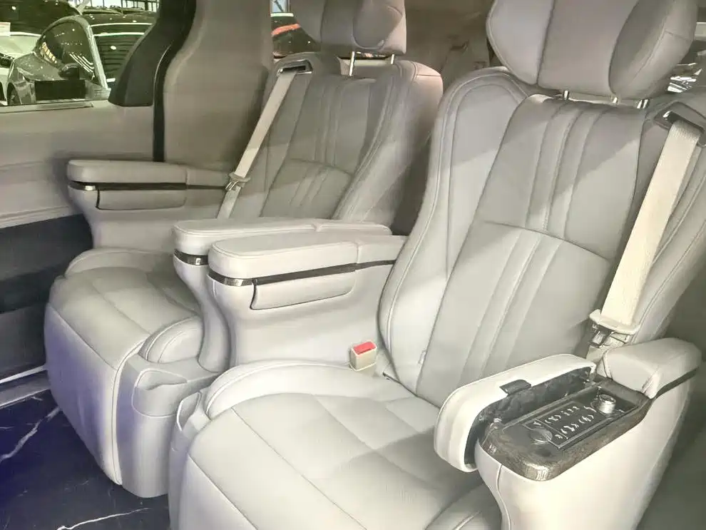 Toyota Granvia — фото 8