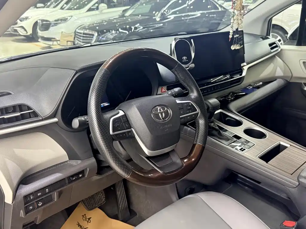 Toyota Granvia — фото 10