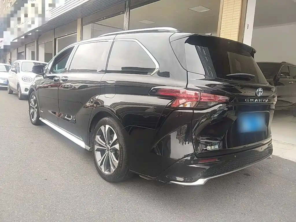 Toyota Granvia — фото 5