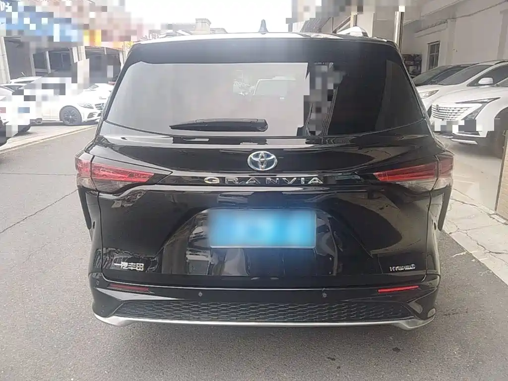 Toyota Granvia — фото 6