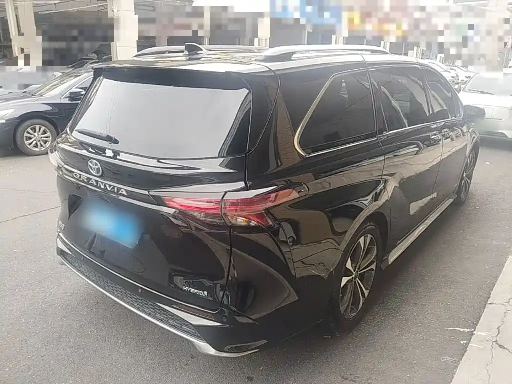 Toyota Granvia — фото 7