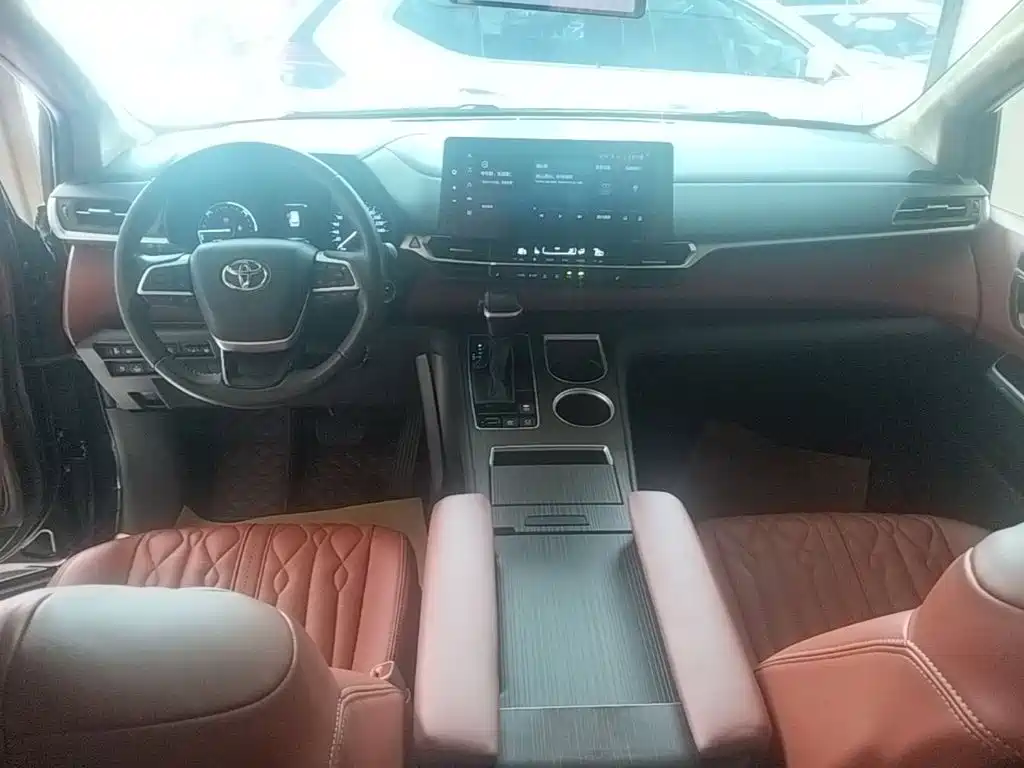 Toyota Granvia — фото 10