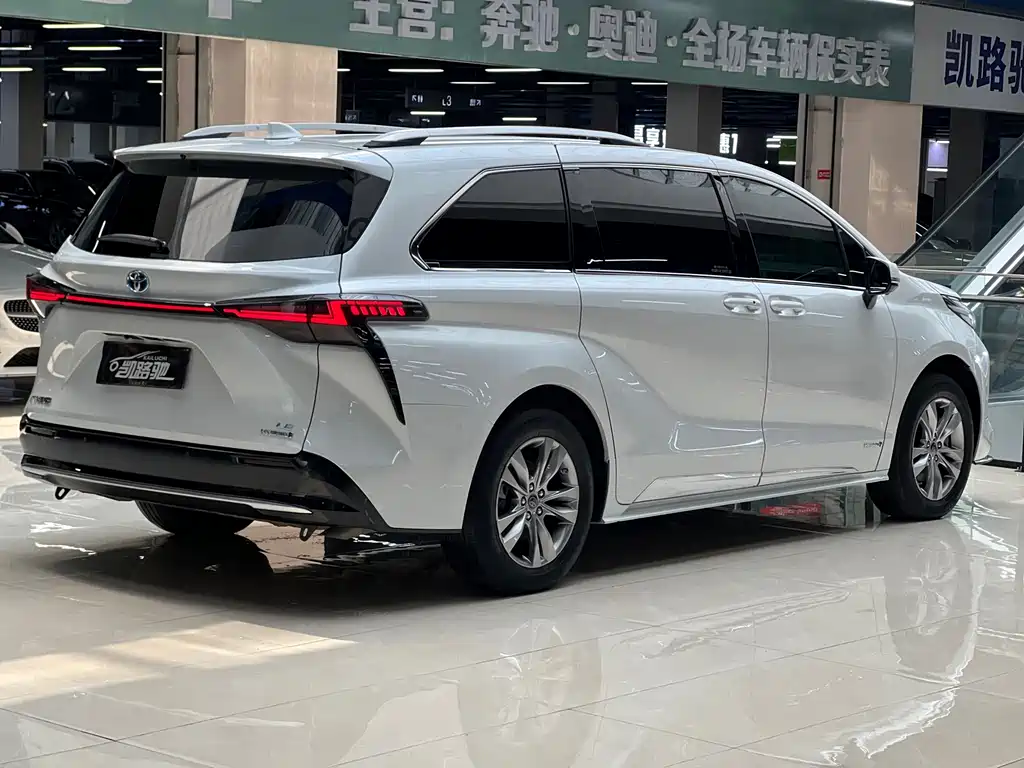 Toyota Sienna — фото 17