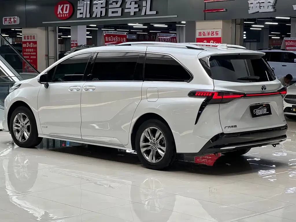 Toyota Sienna — фото 19