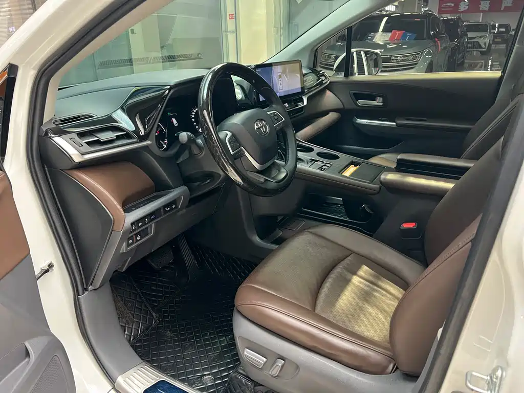 Toyota Sienna — фото 4