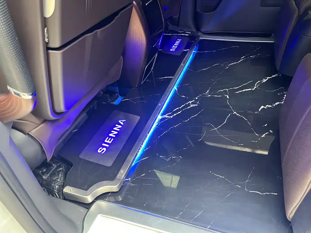 Toyota Sienna — фото 10