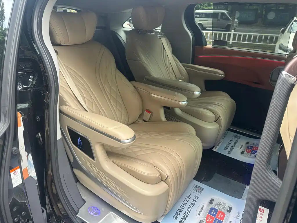 Toyota Granvia — фото 13