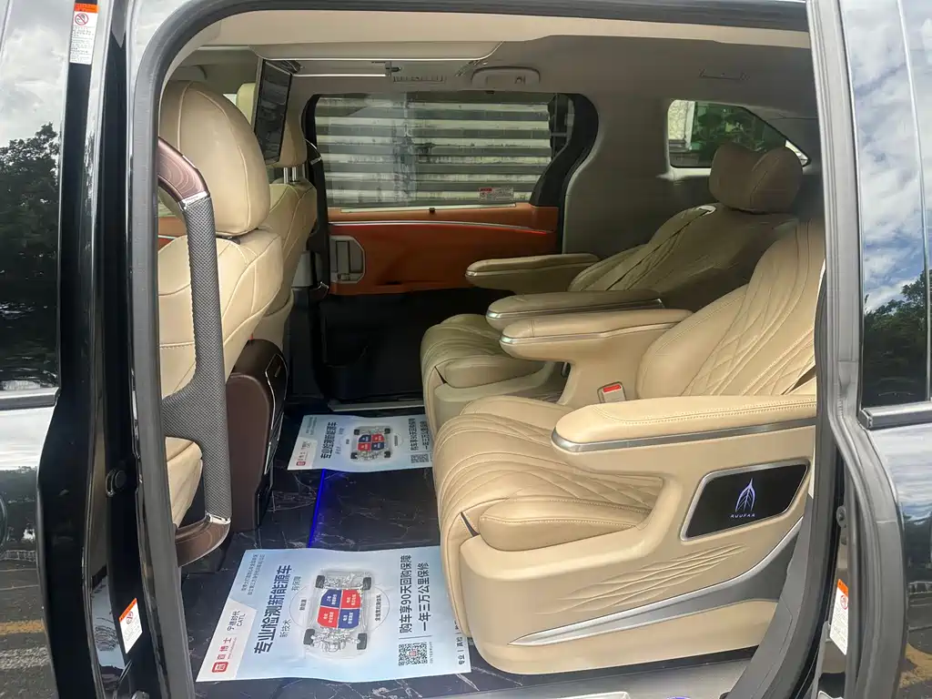Toyota Granvia — фото 9