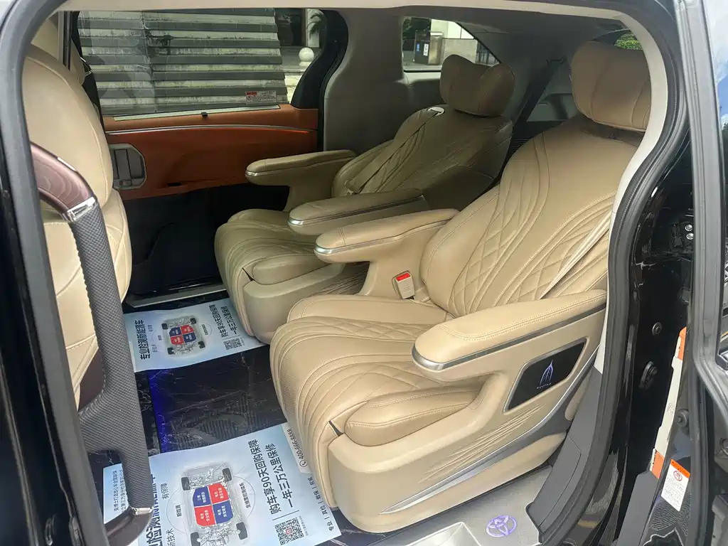 Toyota Granvia — фото 10