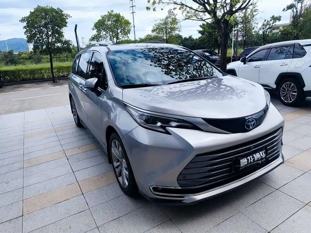 Toyota Sienna — фото 4