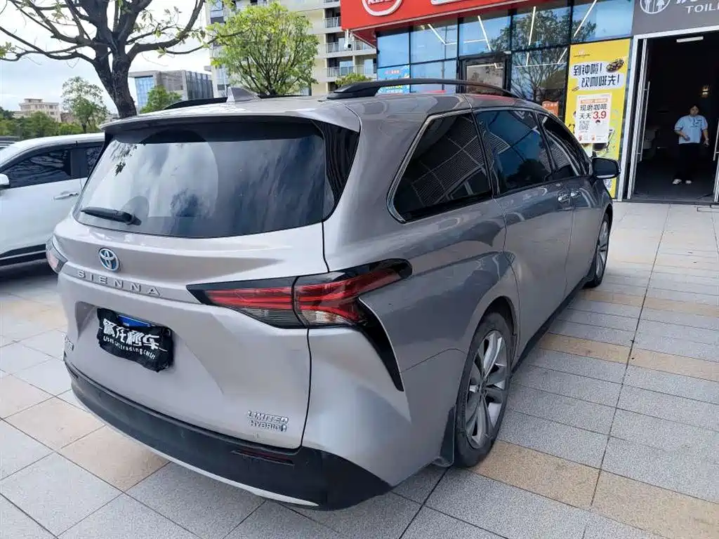 Toyota Sienna — фото 10