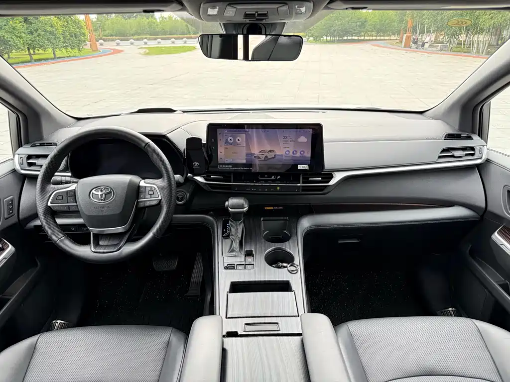 Toyota Granvia — фото 6