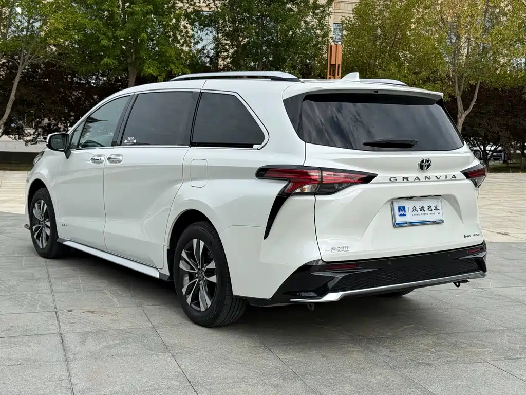Toyota Granvia — фото 7