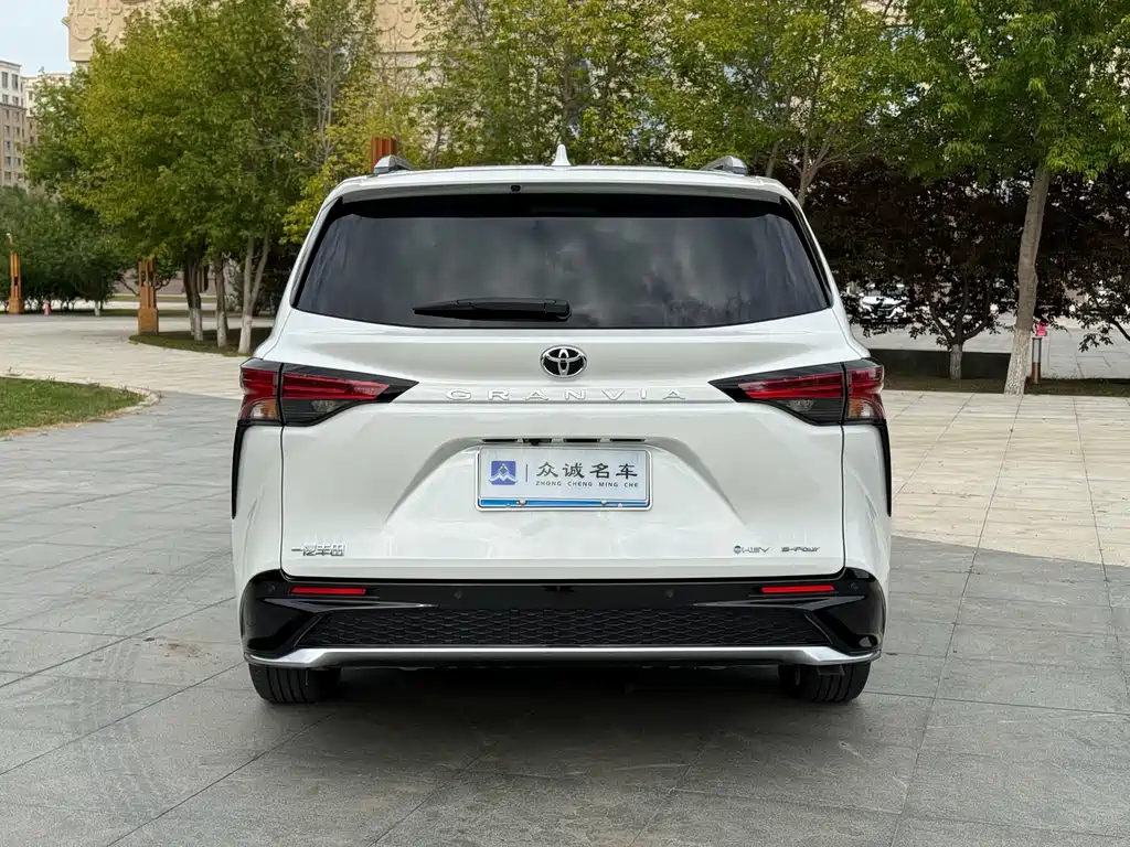 Toyota Granvia — фото 8