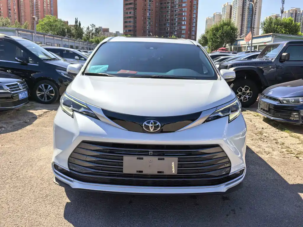 Toyota Sienna — фото 2
