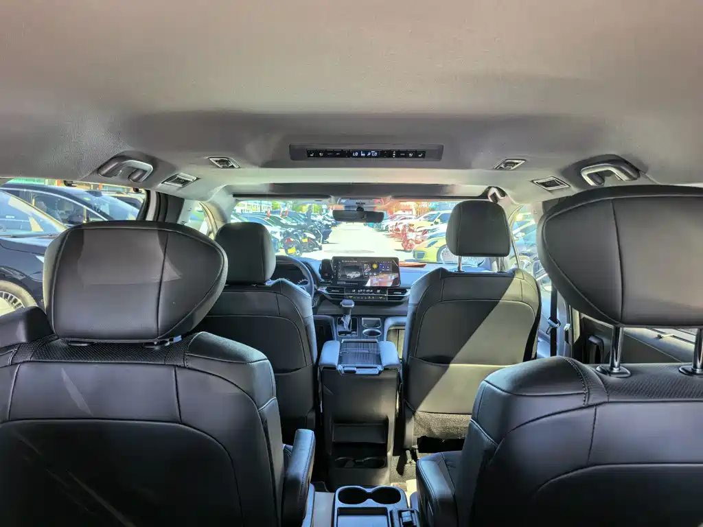 Toyota Sienna — фото 11