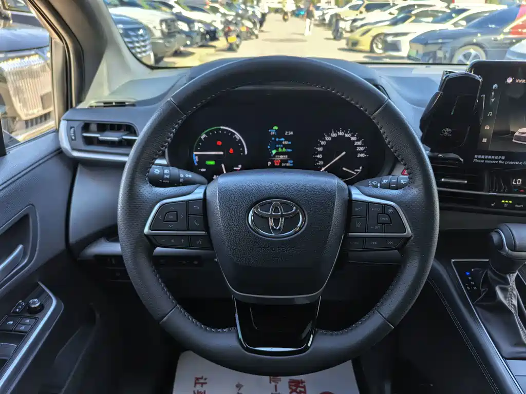 Toyota Sienna — фото 18