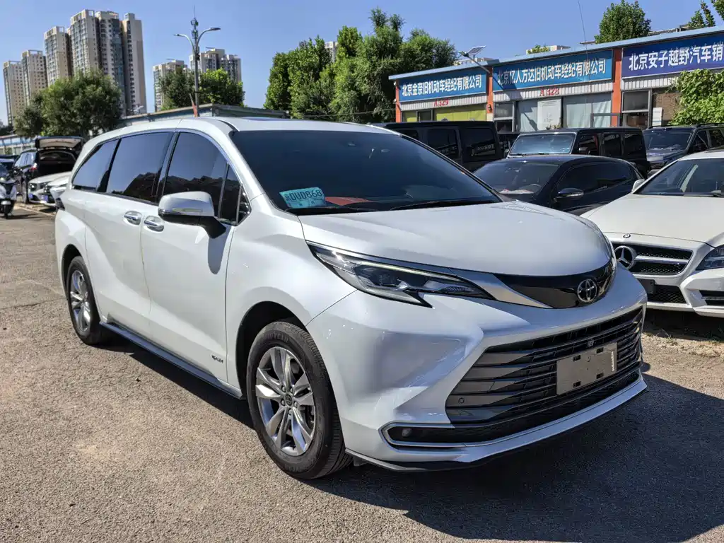 Toyota Sienna — фото 3
