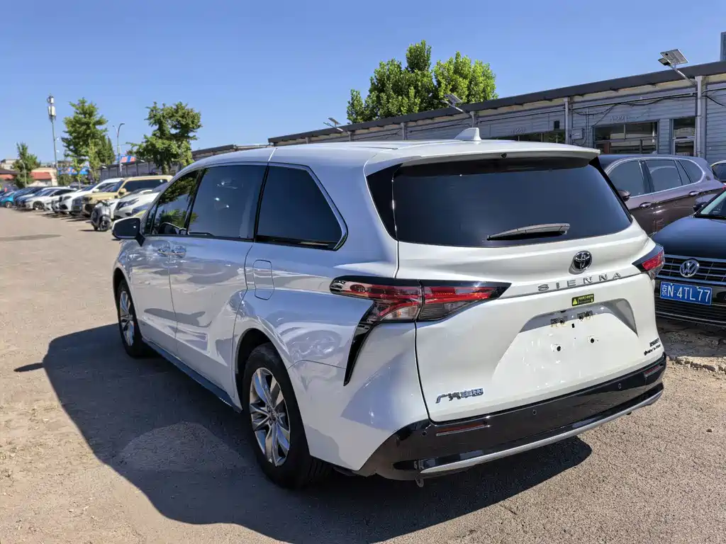 Toyota Sienna — фото 4