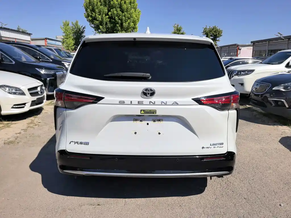 Toyota Sienna — фото 5