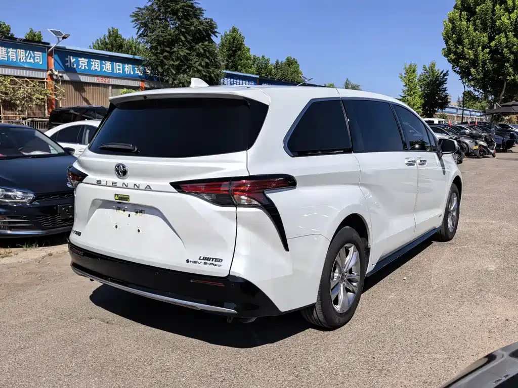 Toyota Sienna — фото 6