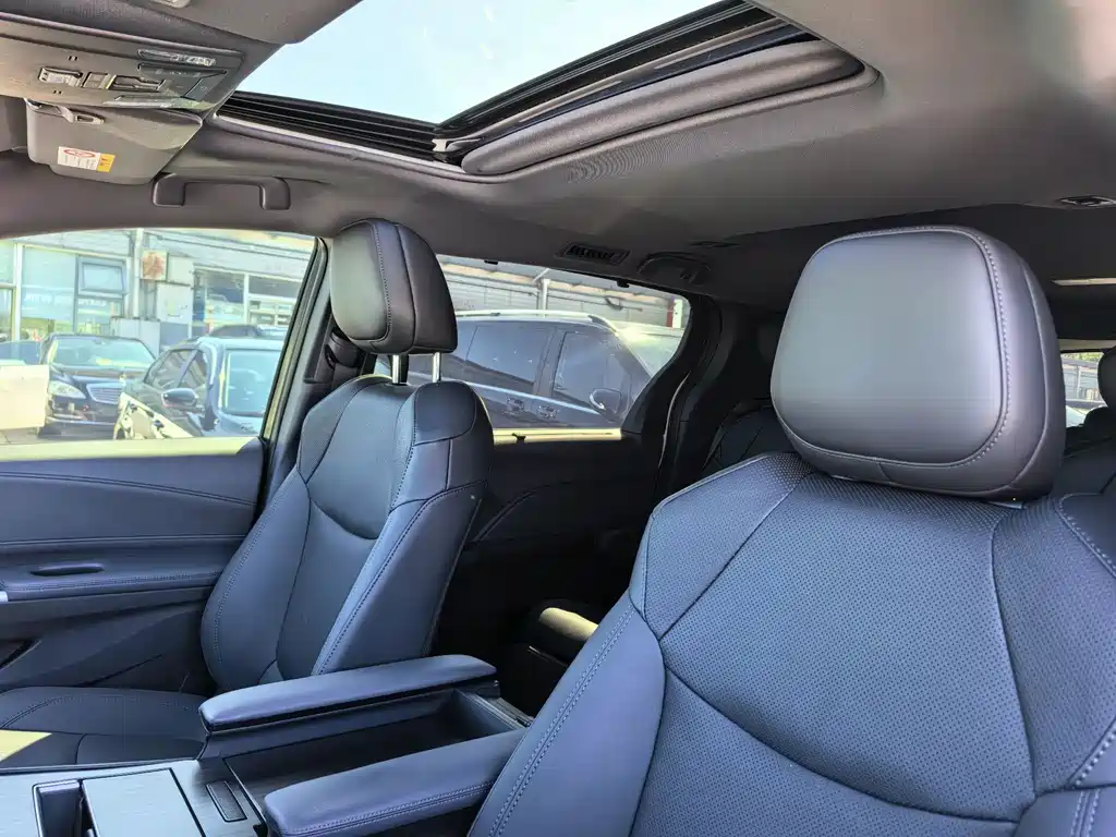 Toyota Sienna — фото 9