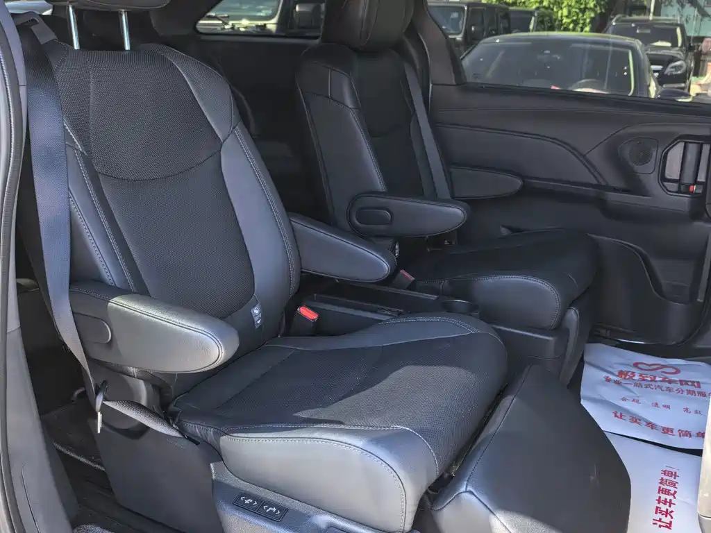 Toyota Sienna — фото 10