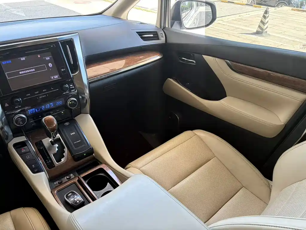 Toyota Alphard — фото 11