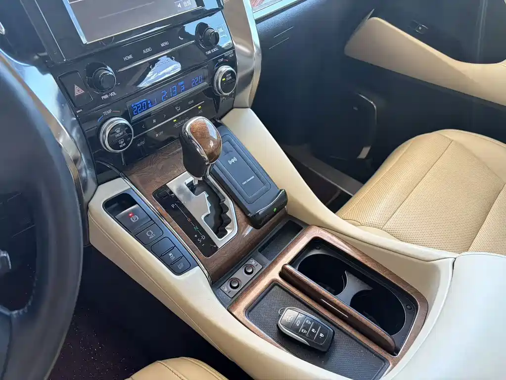 Toyota Alphard — фото 13