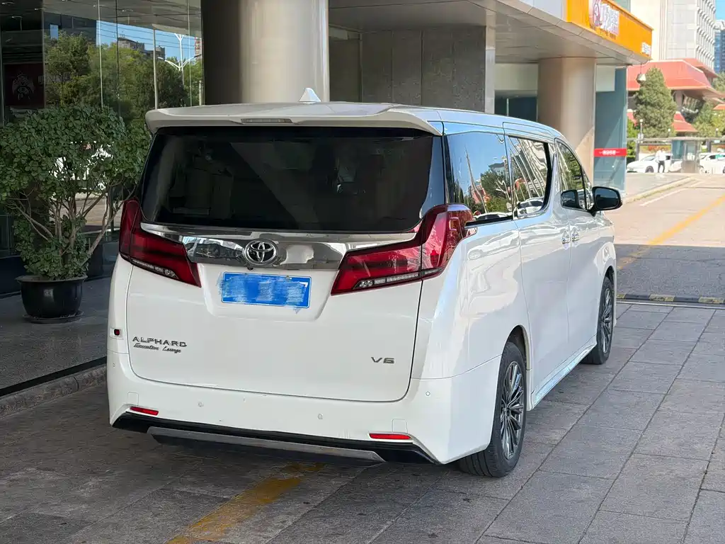 Toyota Alphard — фото 4