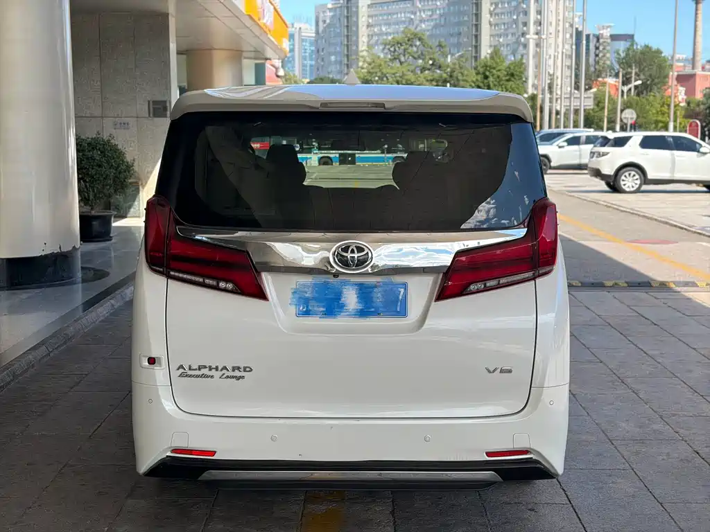 Toyota Alphard — фото 5