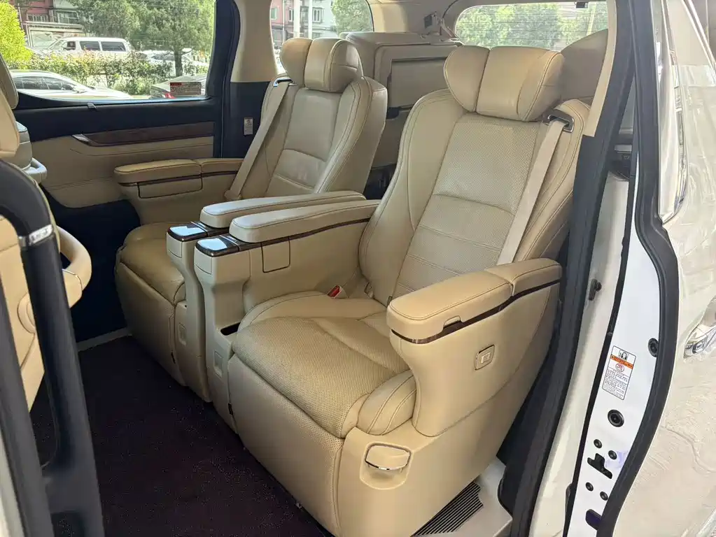 Toyota Alphard — фото 8