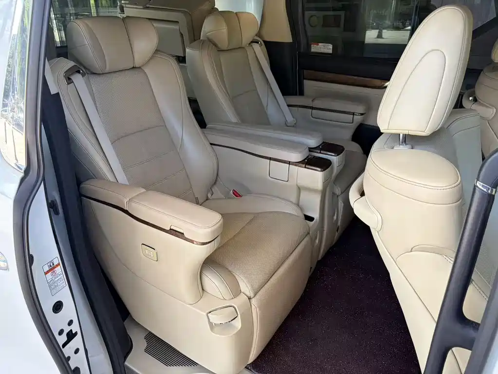 Toyota Alphard — фото 9