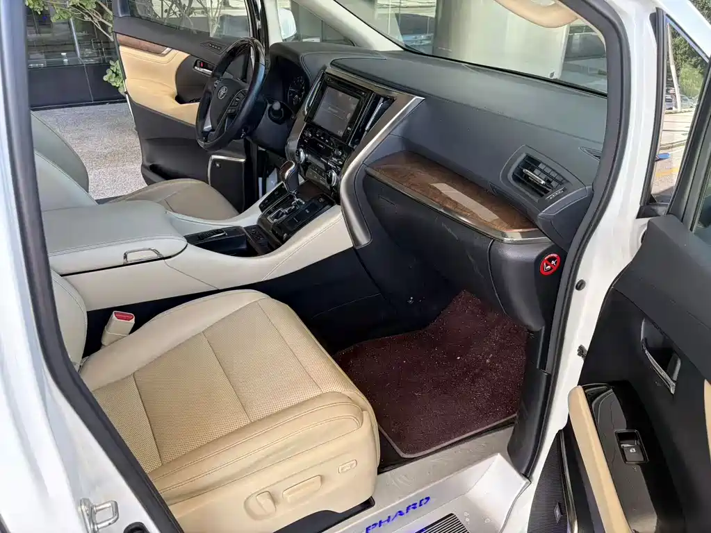 Toyota Alphard — фото 10