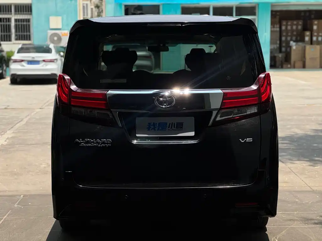 Toyota Alphard — фото 4