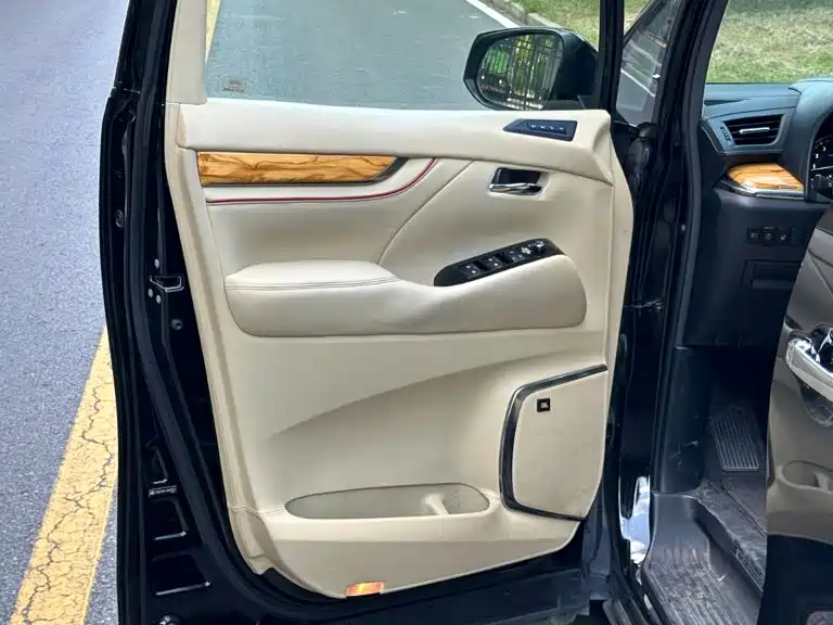 Toyota Alphard — фото 13