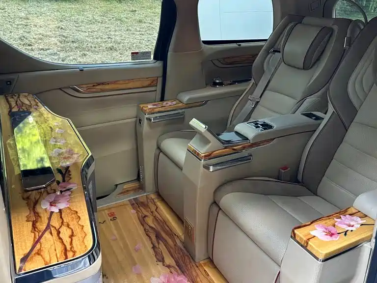 Toyota Alphard — фото 19