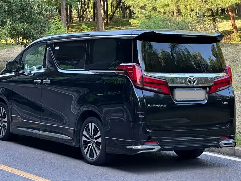 Toyota Alphard — фото 3
