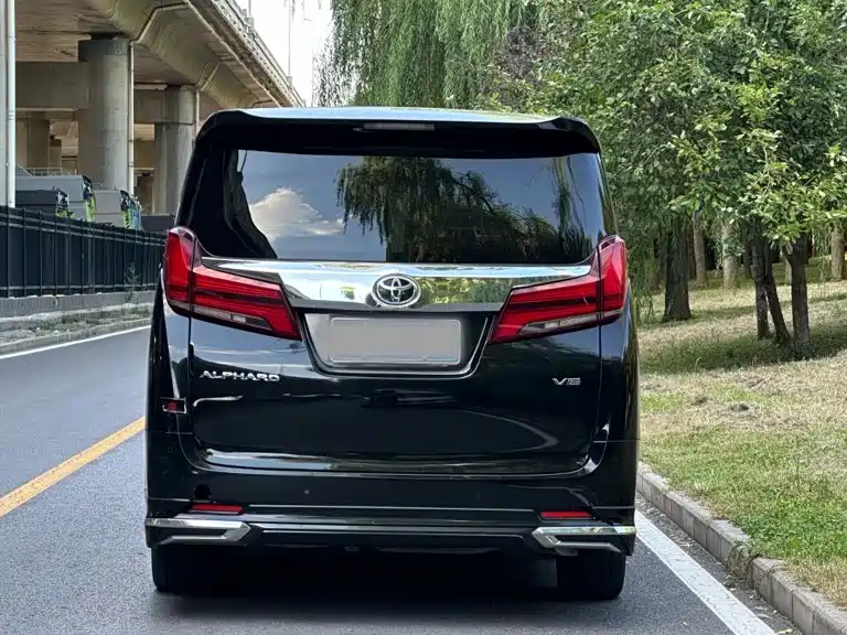 Toyota Alphard — фото 4