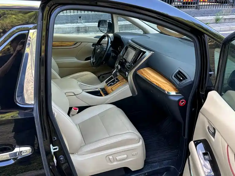 Toyota Alphard — фото 9