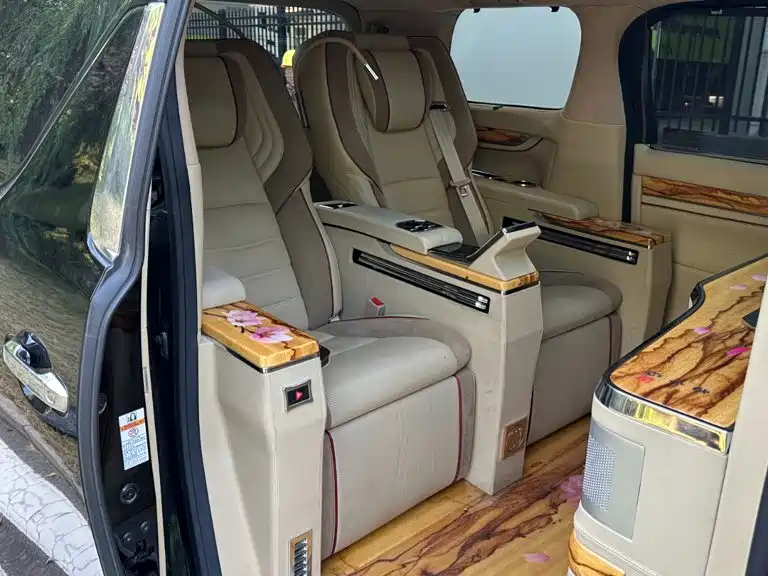 Toyota Alphard — фото 10