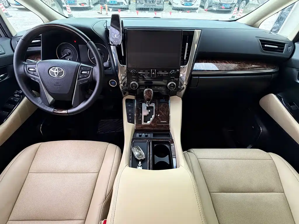 Toyota Alphard — фото 11